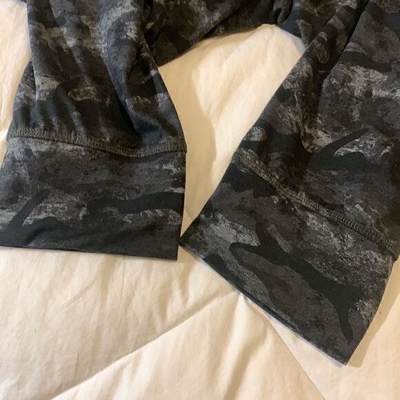 REEBOK, workout pants, medium, camo gray/black, great condition w/pockets - Picture 7 of 12